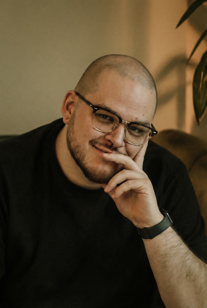 Sebastian, gitarzysta odpowiedzialny za elektronikę instrumentów